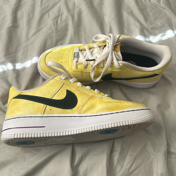 size 7 nikes worn a couple times - Picture 2 of 4